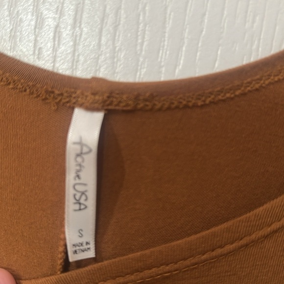 Active USA size small short sleeve gold top - Picture 2 of 4